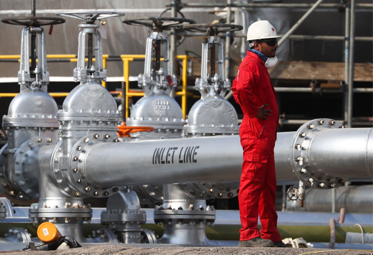 Oil prices fall to 17-year low as Saudi Arabia-Russia standoff continues, coronavirus hits demand