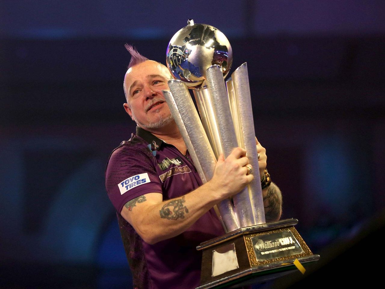 Peter Wright won three straight sets to finish off a stunning victory over legendary darts player Van Gerwen. Image via AP.