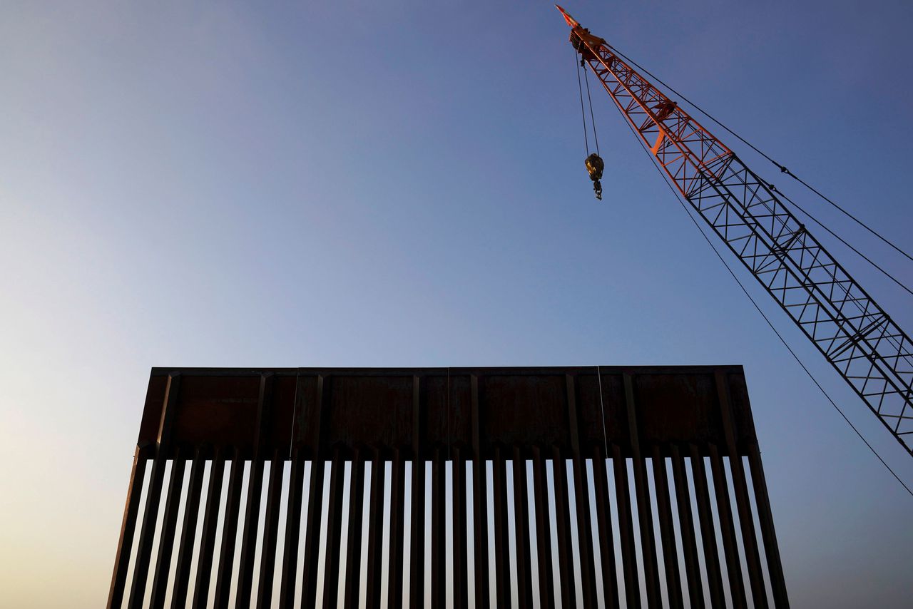 The construction of the wall consumes a large amount of water, image via Reuters