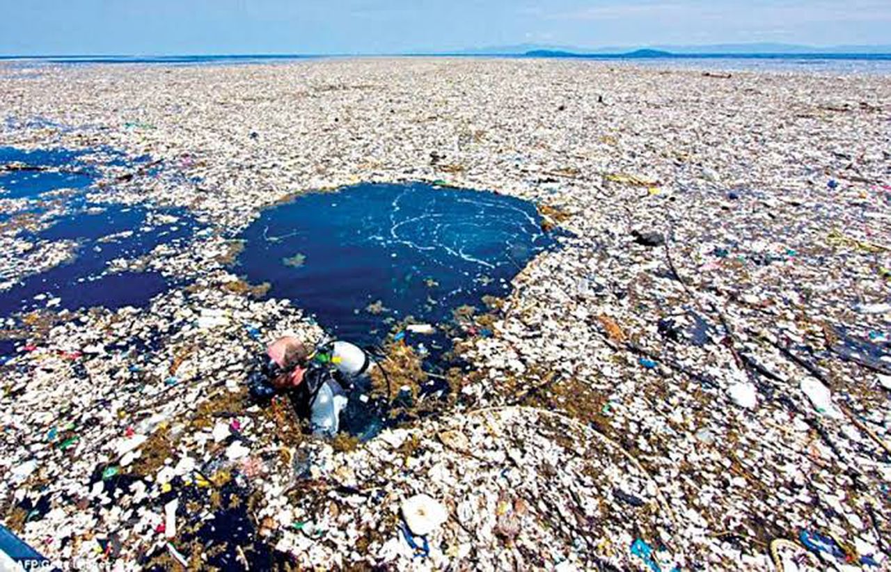 Plastic pollution is one of the biggest threats to the worlds oceans today, image via AFP