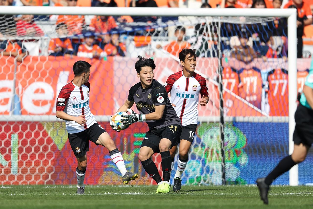 FC Seoul used "premium mannequins” in stands during the match