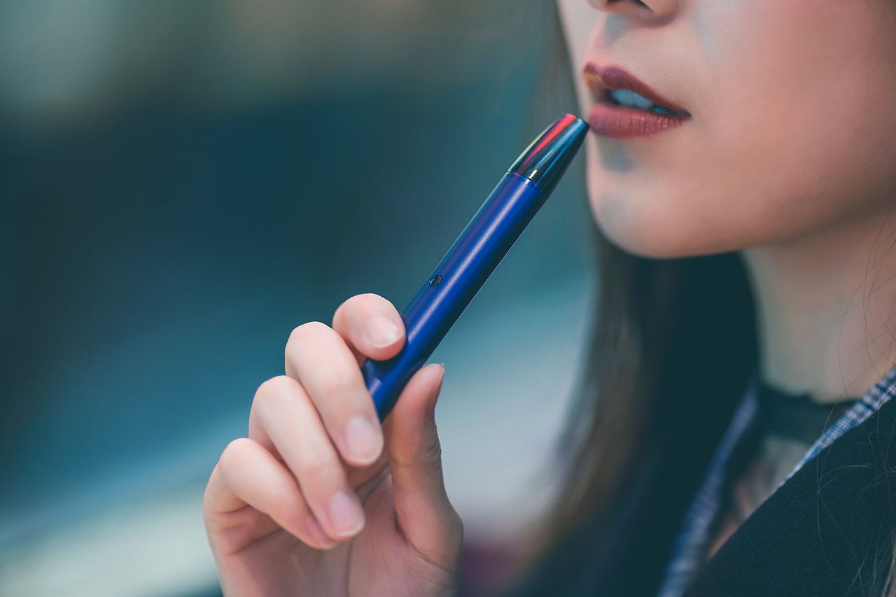 Vaping may be the cause of over 2,000 lung injuries, image via Thorn Yang