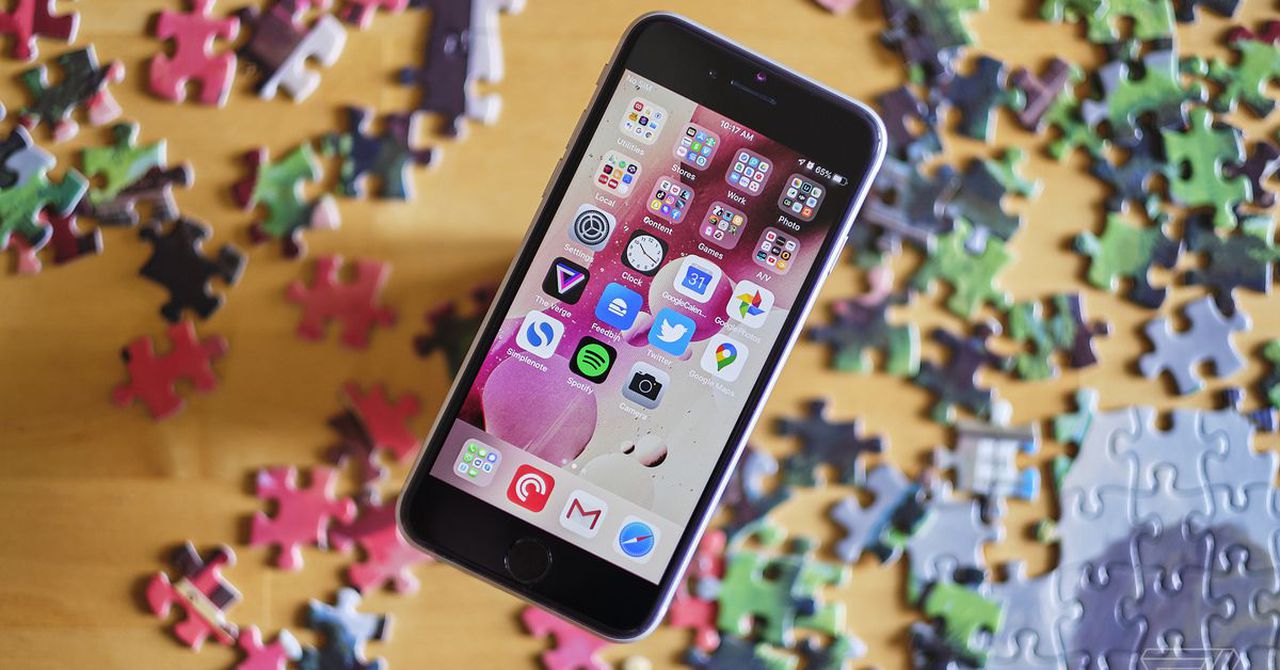 The iPhone SE can’t expand lock screen notifications with Haptic Touch