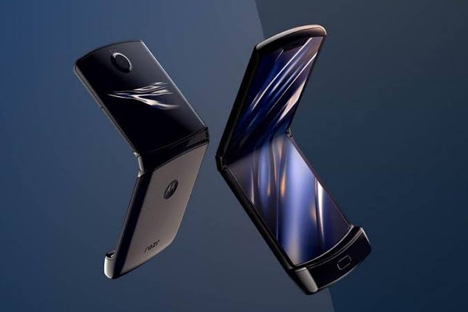 The phone will fold but has no crease, image via Motorola