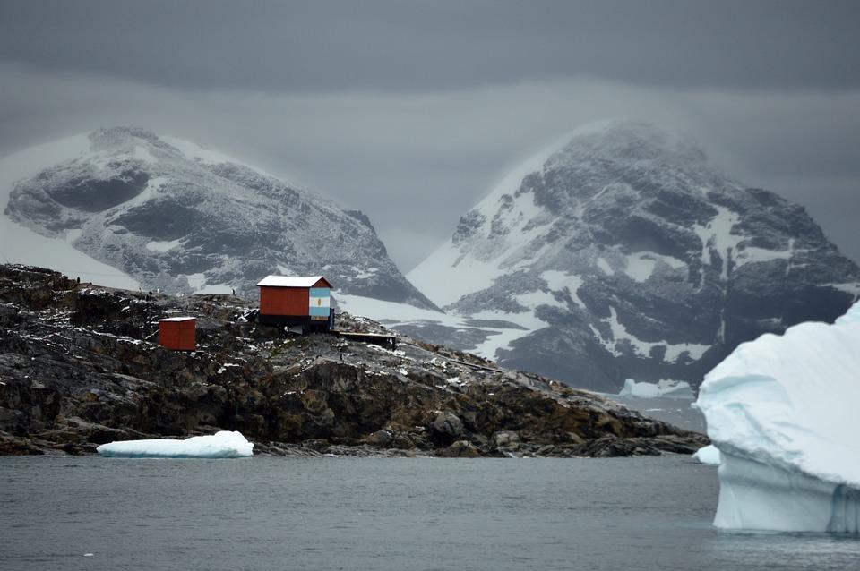 Study finds scientist's brains grew smaller over the course of an Antarctic expedition. Image via Pixabay.