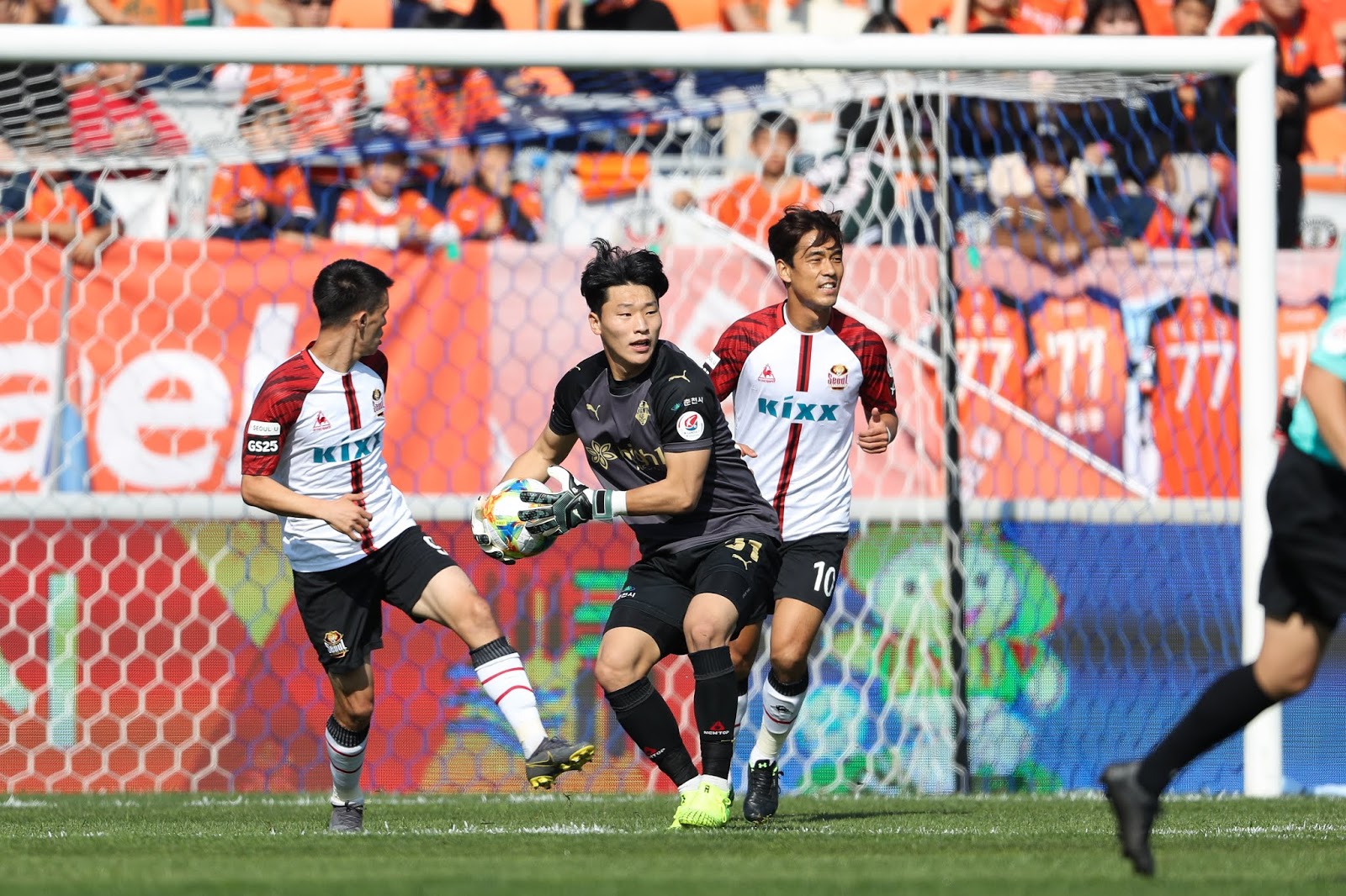 FC Seoul used "premium mannequins” in stands during the match