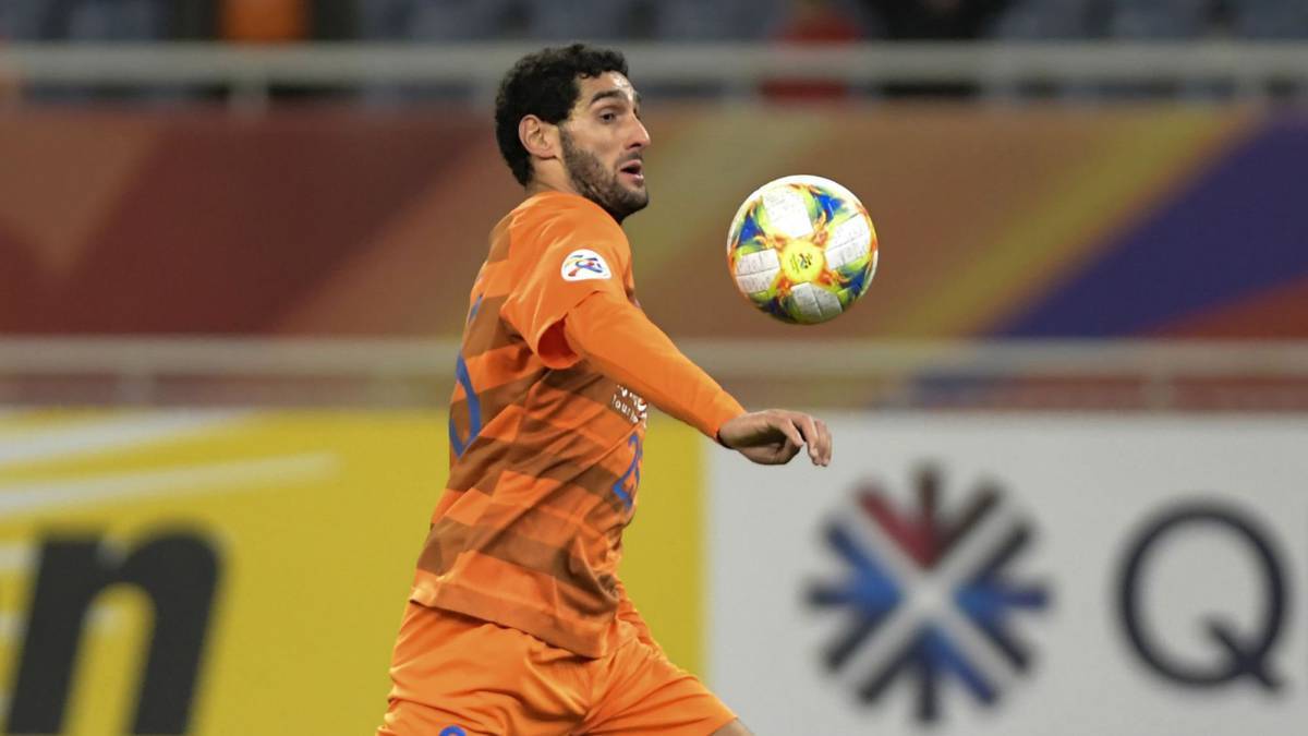 Ex-Manchester United star Marouane Fellaini tests positive for COVID-19 infection. Image via Marca.