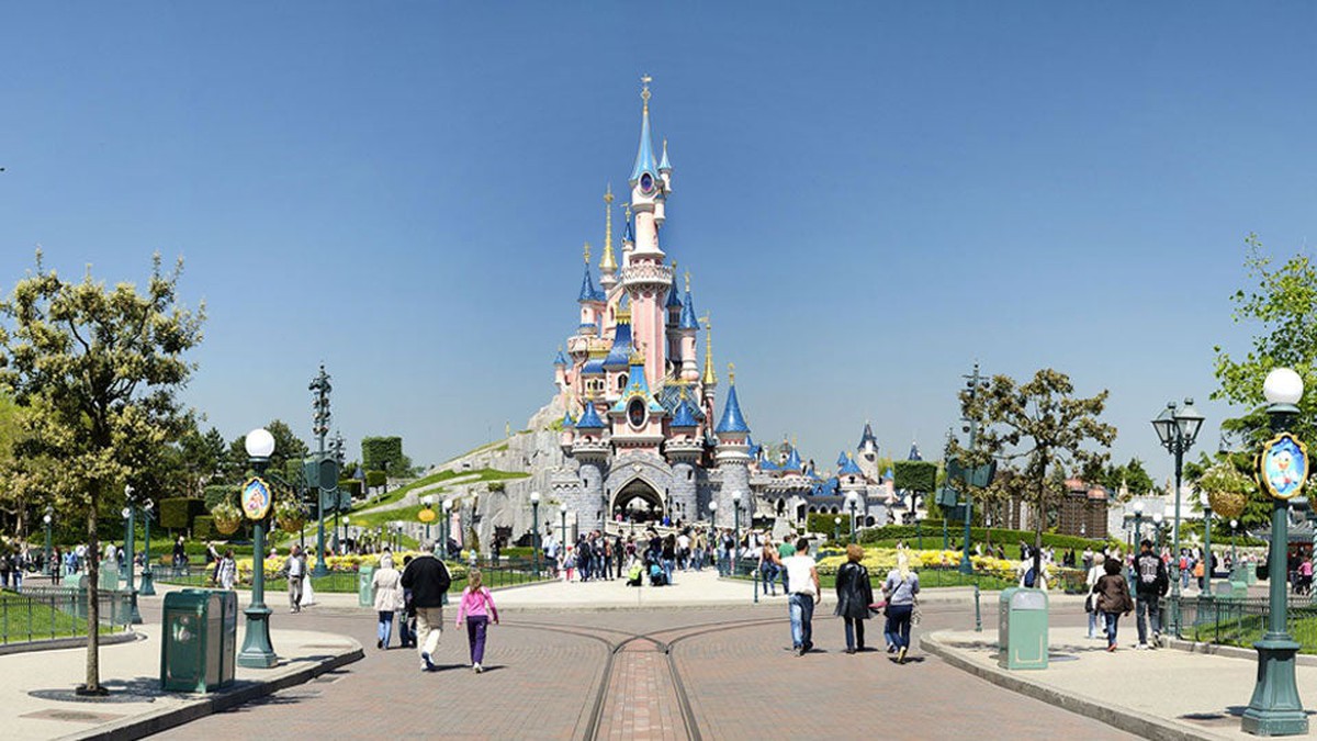 Disney stock falls by 25 percent, the worst since the 2008 financial crisis. Image via The Motley Fool.