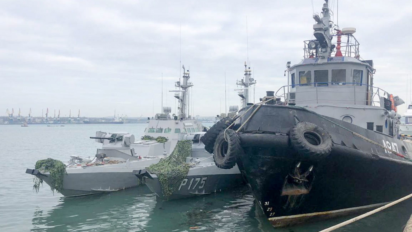 Russia to hand over captured ships to Ukraine. Image via TASS.