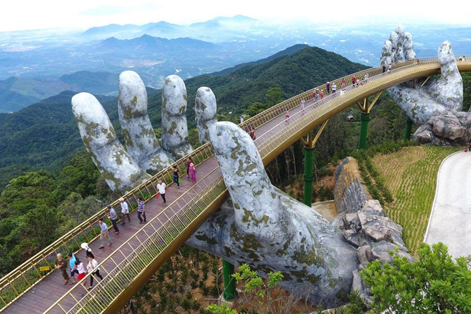 Vietnam to evacuate 80,000 local tourists from Danang after new coronavirus outbreak