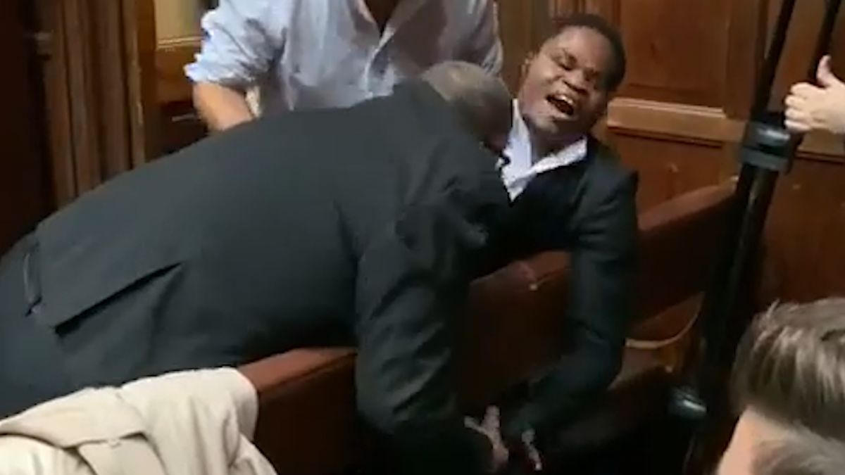 Oxford Union president apologizes and steps down over blind student controversy. Image via CNN.