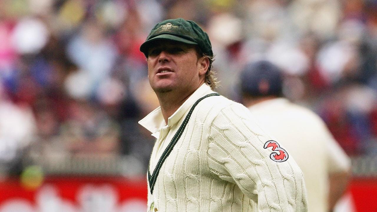 Australian cricketing legend Shane Warne auctions off his international debut green test cap to fund bushfire relief efforts. Image via Fox Sports.