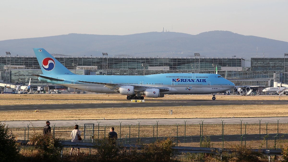 Two passenger jets collided on the tarmac at Frankfurt airport. Image via Rene Traut.